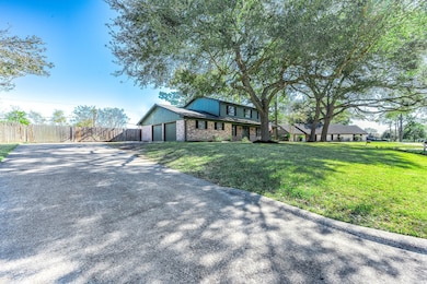 405 Karlis Dr, Alvin, TX 77511 - photo 2