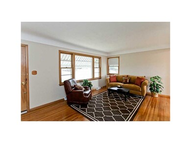 Living Room. Coved ceiling
