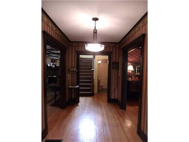 Entry/Foyer.