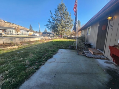 1902 Carlson Dr, Klamath Falls, OR 97603 - photo 6