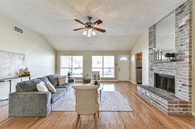 1311 Bayou Oak Dr, Friendswood, TX 77546 - photo 2