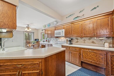 Nice kitchen. Lots of cupboard space!