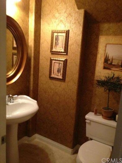 POWDER ROOM
Downstairs