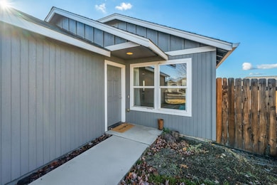 2527 NE 5th St, Redmond, OR 97756 - photo 4