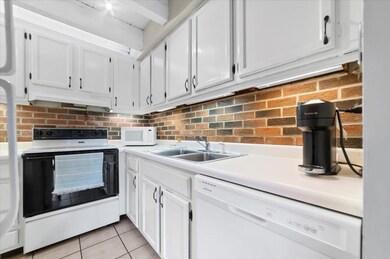 51 29th Avenue Dr SW unit D14, Cedar Rapids, IA 52404 - photo 3