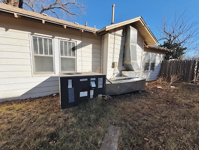 720 S 11th St, Slaton, TX 79364 - photo 4