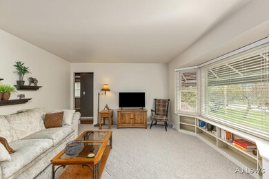 Living room w/bay window