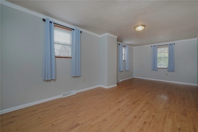 LARGE LIVING ROOM WITH MAINTENANCE FREE LAMINATE F