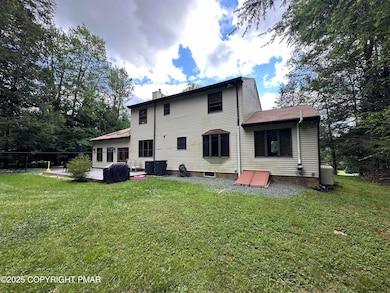 113 Sir Bradford Rd, Blakeslee, PA 18610 - photo 2