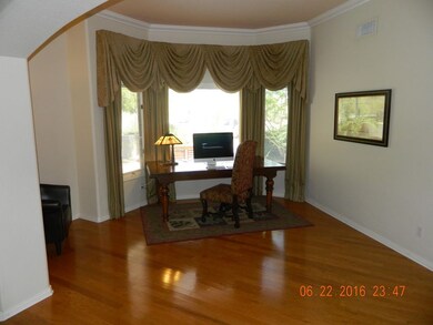 Office/Den-easy 4th bedroom conversion
