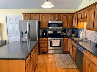 1004 Meadow Lake Dr, Maryville, IL 62062 - photo 3