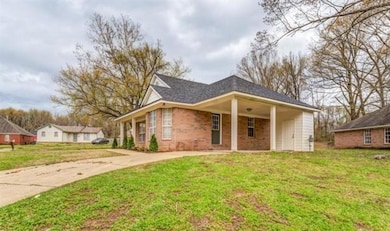 View of front of house featuring a front yard