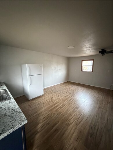 1207 S Magnolia St unit B, Hearne, TX 77859 - photo 4