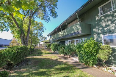 393 S 1st St, Central Point, OR 97502 - photo 3