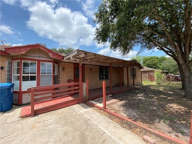 904 W Walton St, Beeville, TX 78102 - photo 2