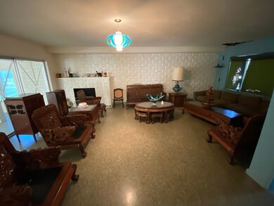 Living with swimming pool on the left.