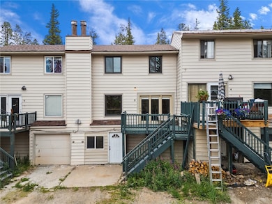 Large deck overlooking Ski resort views !
