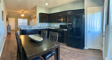 Nice open concept living/kitchen/dining.