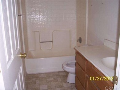 Guest bath w/tub/shower combination, single sink v