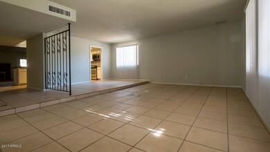LIVING ROOM/DINING ROOM