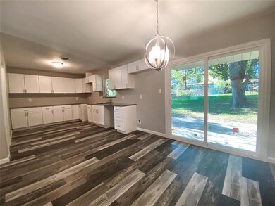 513 Lakeshore Dr, Ennis, TX 75119 - photo 2