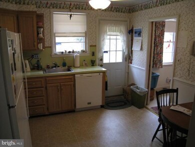 6714 Collinsdale Rd, Parkville, MD 21234 - photo 6