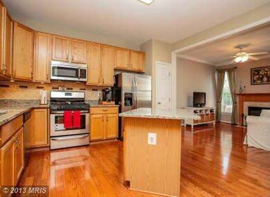 2562 Banshire Dr, Herndon, VA 20171 - photo 7