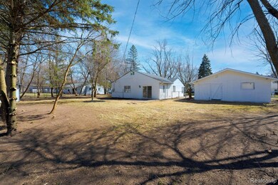 huge fenced yd and clarkston schools