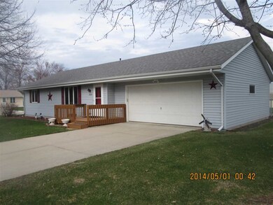 2337 S Oakhill Ave, Janesville, WI 53546 - photo 2