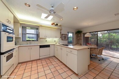 05_6572EPointePine_191_KitchenBreakfastR