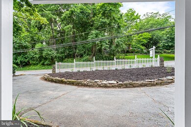 6509 Persimmon Tree Rd, Cabin John, MD 20818 - photo 3