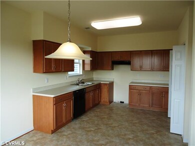 Kitchen - Bright and spacious eat-in kitchen. Pict