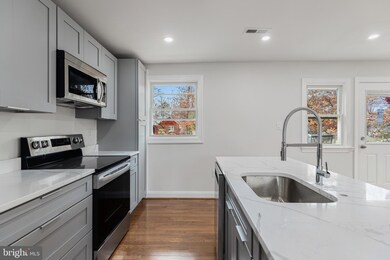 5404 Whitfield Chapel Rd, Lanham, MD 20706 - photo 3