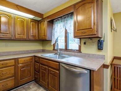 16 Seneca St, Shrewsbury, MA 01545 - photo 4