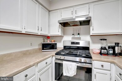 4063 Chetham Way, Woodbridge, VA 22192 - photo 6