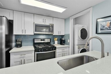 Kitchen with appliances with stainless steel fini