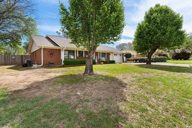 1209 Crestwood Dr, Cleburne, TX 76033 - photo 2