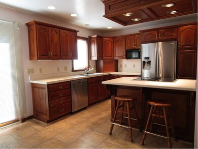 Well appointed cherry kitchen with all appliances 
