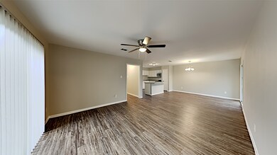 387 Merriwether Dr, Alvin, TX 77511 - photo 2