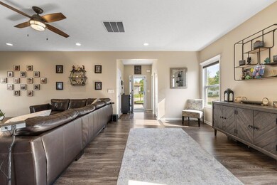 Entryway-1619 Metcalfe Ave - 01