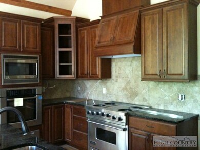 Cook's Kitchen: Granite countertops, tile backspla