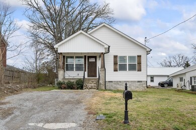 802 Sevier St, Shelbyville, TN 37160 - photo 3