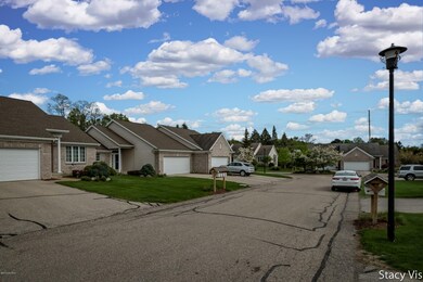 2042 Bryceway Ct NE unit 15, Grand Rapids, MI 49505 - photo 2
