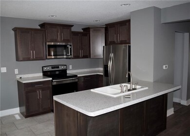 609 N 2nd Ave W, Newton, IA 50208 - photo 2