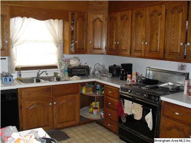 Large kitchen with lots of counter and cabinet spa