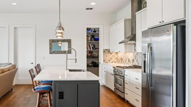 Kitchen with appliances with stainless steel fini