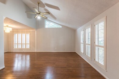 8135 Split Oak Dr, Houston, TX 77040 - photo 4