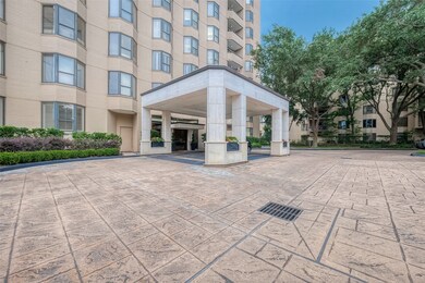 Covered porte cochère entrance for guests or dropp