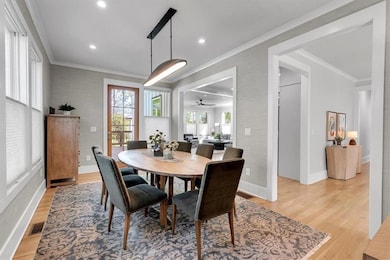 Oversized Dining room, perfect for entertaining