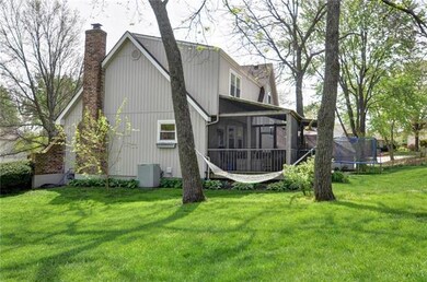 Relax and play outside on the beautiful lawn, scre